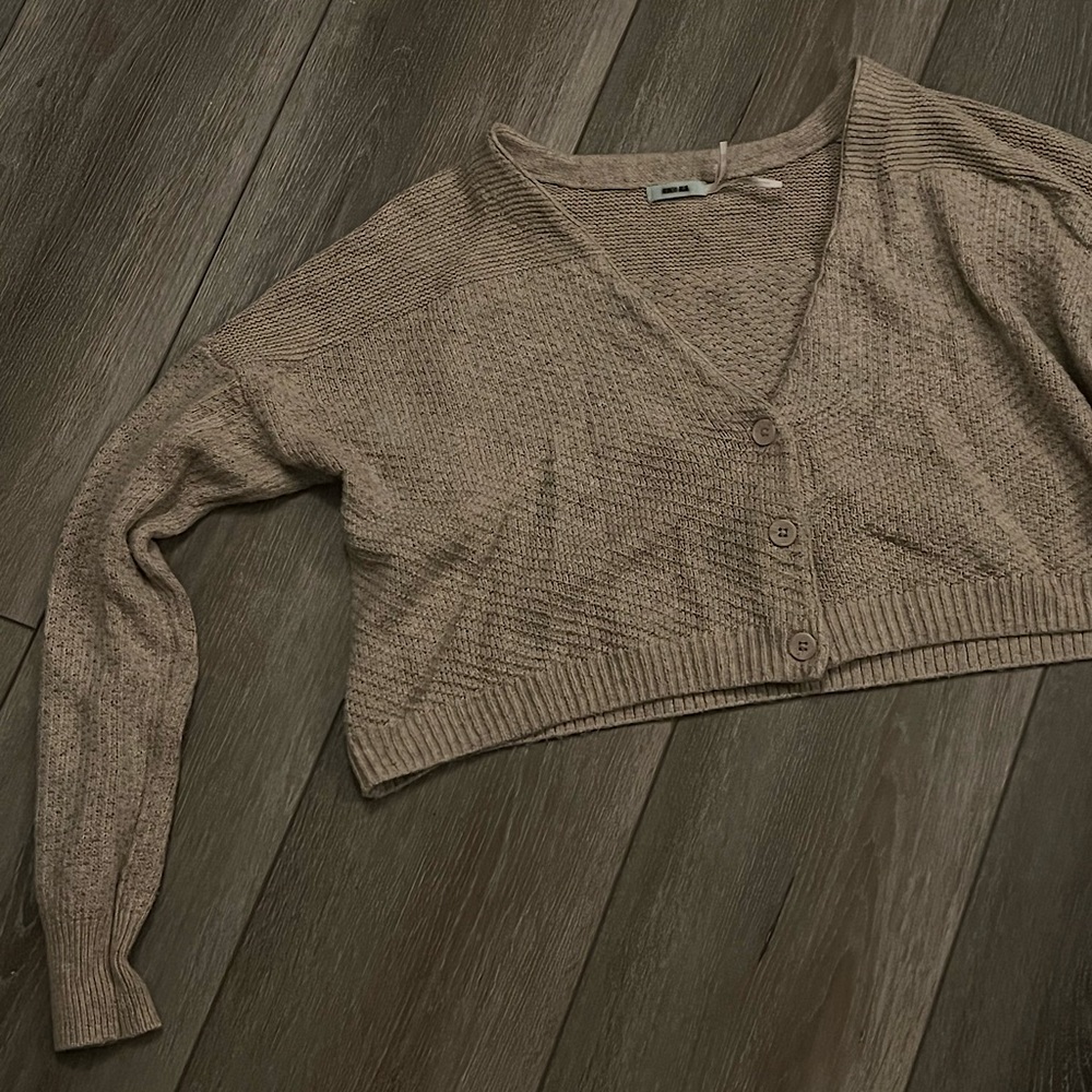 Three button front cropped knit cardigan sweater